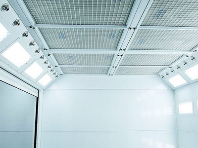 Le système d'accélération de l'air monté au plafond intègre une boîte à lumière, des luminaires et un conduit d'air, les ventilateurs sont montés sur le plénum du plafond.